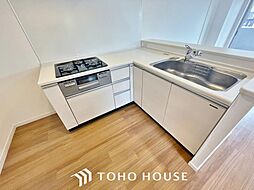[キッチン] 「家事効率の良いL型キッチン」L型のシステムキッチンは毎日のキッチンタイムが効率的に捗ります。奥様にご好評の3口コンロ、スライド収納等、設備も充実しております。