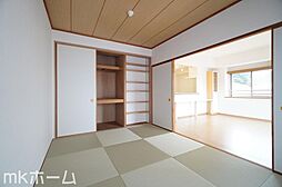 [内装] リビング横の和室は多目的に利用可能な空間です！お子様の遊び場、また客間として多彩にご利用頂けます！