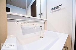 [洗面] 広々した洗面所です！洗面台にはタオルや洗剤、シャンプーなどさまざまな物がスッキリとストックできる収納がしっかり付いています。