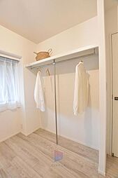 [収納] 壁面クローゼットのメリットは、衣類が横一列に並ぶためひと目で洋服が選びやすいこと。衣類をたくさんお持ちの方も、限られたスペース内に無理なく収納することができます。