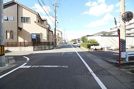 こちらの道路を右に曲がると敷地内へ入っていただけます。車通りが少なく、敷地内への出入りが行いやすいです。