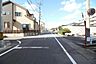 外観：こちらの道路を右に曲がると敷地内へ入っていただけます。車通りが少なく、敷地内への出入りが行いやすいです。