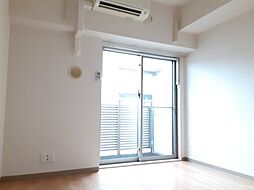 [居間] エアコン付きで快適・7帖の洋室