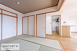 [内装] リビングに隣接した明るいゆったり和室は、タタミの香りに癒される気持ちのいい空間です。お昼寝処や家事スペースなど、用途用途多彩に利用できます。