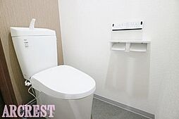 [トイレ] 清潔感があるオシャレなトイレ空間。スッキリとした温水洗浄便座トイレです。お手入れやお掃除が簡単なシンプルなデザインです。