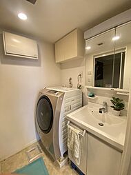 [洗面] 洗濯機上の吊戸棚は、洗剤等ストック保管に便利です。