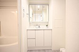 [洗面] 身だしなみを整えやすい事はもちろんですが、鏡の後ろに収納スペースを設ける事により、散らかりやすい洗面スペースをすっきりさせる事が出来るのも嬉しいですね。