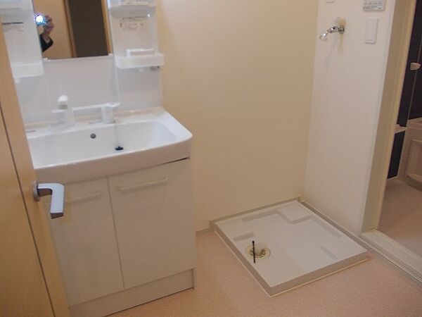 画像6:シャワー付き洗面台と室内洗濯機置き場です(^_^)