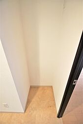 キッチン後ろに冷蔵庫置き場があります。