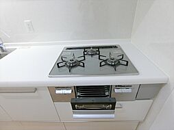 [キッチン] お料理も快適に行える3口コンロ。耐久性に優れたホーロートップでお掃除も簡単に行えます。