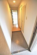 玄関から見たお部屋、ダウンライトで足元が明るくなっております。