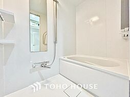 [風呂] 「給湯器・ユニットバスを新規交換済みです。」ホワイトで統一された浴室は明るいイメージはもちろん、広く感じられるのでリラックスできます。