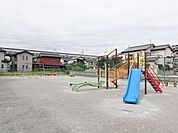 「西條高場ちびっこ広場」　新しく設置されて遊具はアスレチック遊具で、体全身を使ってめいっぱい楽しく遊べる公園です。 160m