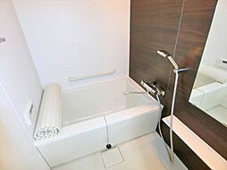 [風呂] 一新された浴室で快適なバスタイムを楽しめます。浴室換気乾燥機付きです。