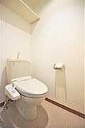 トイレは温水洗浄機能付きです。便利な小棚付きです。