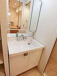 [洗面] 洗面化粧台の鏡は三面鏡ですので、身だしなみチェックに便利ですね。