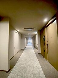[その他] 【共用廊下】BGMが心地よく流れており、さらに空調完備の為、快適に共用施設まで移動することができます。
