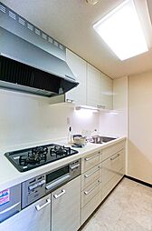 [キッチン] 収納豊富なキッチン。ここまで収納スペースがあるとキッチン周りをきれいに保てますね！