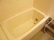 ゆったりとしたバスタブ.追い炊き完備（一部住戸に限る）