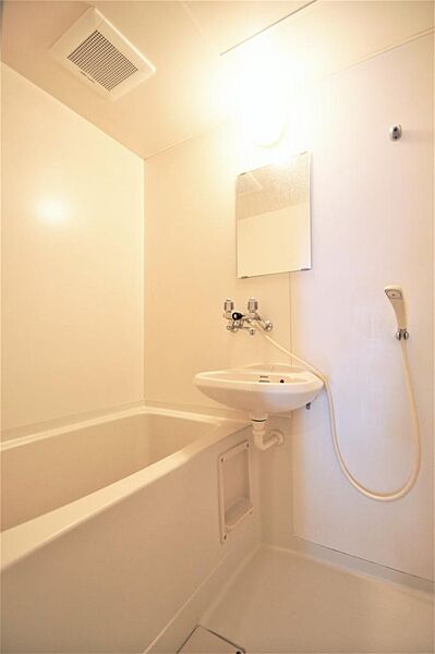 画像14:浴室は洗面台付です。