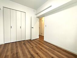 [内装] ・洋室約5.1帖　　家具に合わせて表情を変える、シンプルなルームデザインです。　