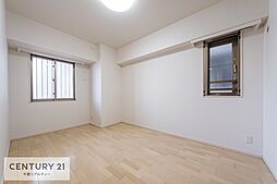 [子供部屋] 住まう方自身でカスタマイズして頂けるように「シンプル」にデザインされた室内。自由度が高いので家具やレイアウトでお好みの空間を創り上げることができます。