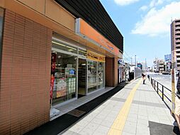 [周辺] ファミリーマートトモニー西武新宿駅北口店 約224ｍ