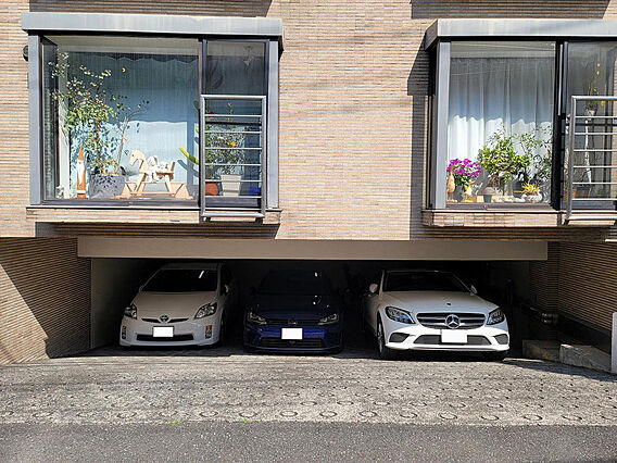 半地下の駐車場...