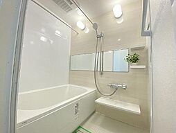 [風呂] バスルームは一日の疲れを癒すくつろぎの場所。ゆったりとしたキレイな浴室で、優雅なバスタイムを♪