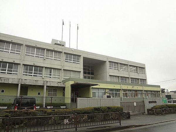 画像16:飛幡中学校(590m)