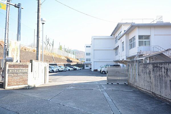 画像4:菱小学校(450m)