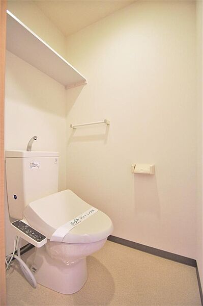 画像18:トイレは温水洗浄機能付きです。上部に小棚もあります。