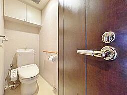 [トイレ] 清潔なこちらの空間もイゴコチの良い空間に。もちろんウォッシュレット＆ウォームレットが付いて吊り戸棚もあります。