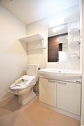 洗面所には洗面化粧台・トイレがあります。