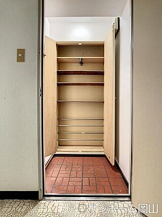 玄関にも収納が...