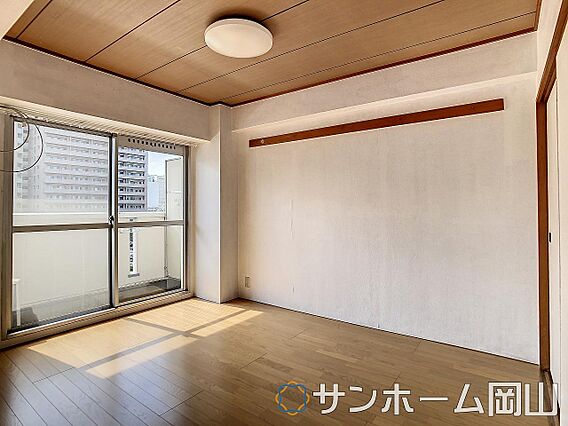 約6帖の洋室で...