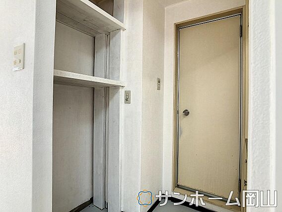 玄関にも収納が...