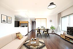 ロイヤルガーデン徳島駅西 4LDKのリビング/ダイニング