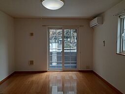 イースト．ウィング 102 1階ワンルームのリビング/ダイニング