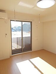 ウッド・ヴィレッジ 101 1階ワンルームのリビング/ダイニング