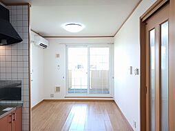 プルミエ・アムールI 201 2階2DKのリビング/ダイニング