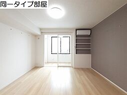 ヴィラージュ・ツボノIII 102 1階ワンルームのリビング/ダイニング