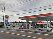 ガソリンスタンドまで823ｍ