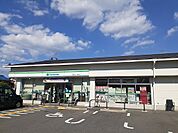 【コンビニエンスストア】ファミリーマート　樫原江ノ本町まで450ｍ