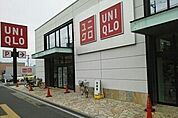 ユニクロ草加花栗店まで400ｍ