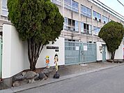 【小学校】池島学園小学部まで1030ｍ