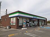 【コンビニエンスストア】ファミリーマート橋本古佐田店様まで595ｍ