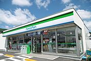 【コンビニエンスストア】ファミリーマート西条三升原店まで450ｍ