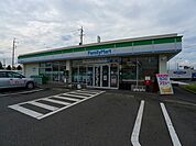 【コンビニエンスストア】ファミリーマート伊勢崎流通団地まで900ｍ