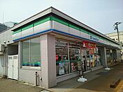 【コンビニエンスストア】ファミリーマート燕井土巻店まで700ｍ